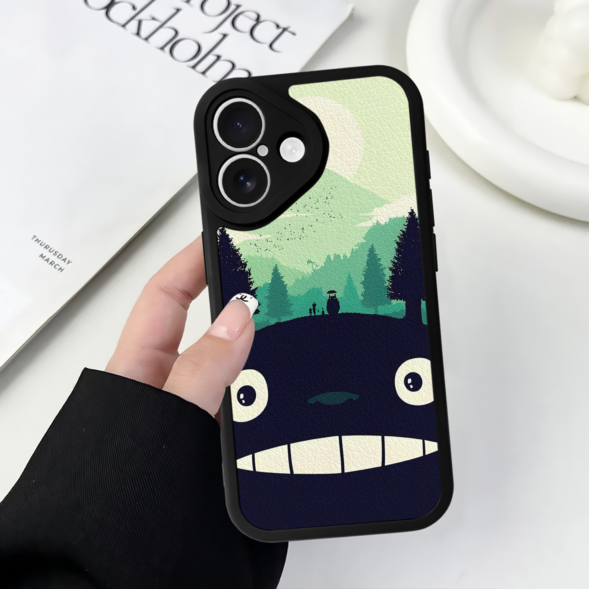 （画像用） となりのトトロ 草壁メイ 草壁サツキ My Neighbor Totoro Satsuki Kusakabe Mei Kusakabe 【iPhone 16シリーズ対応】シリコンスマホケース（レザー調） 材質：シリコン
